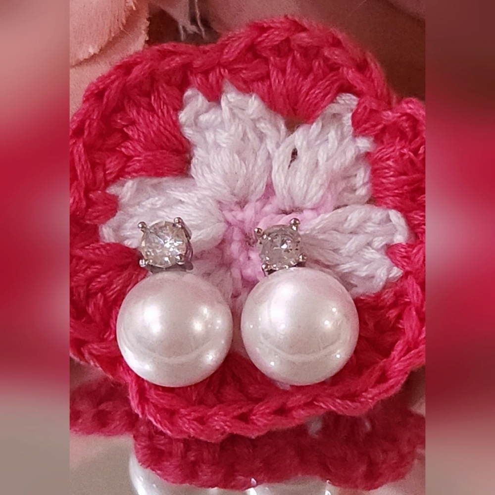 Luxury Silver stud earrings with simulated pearls and zirconia diamond
